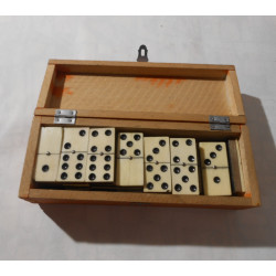 Jeu de domino dans une boîte en bois