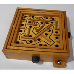 Jouet labyrinthe en bois.