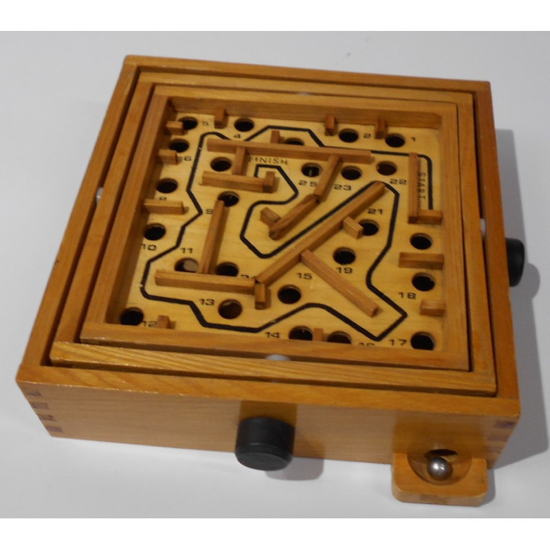 Jouet labyrinthe en bois.