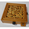 Jouet labyrinthe en bois.