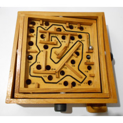 Jouet labyrinthe en bois.