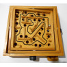 Jouet labyrinthe en bois.