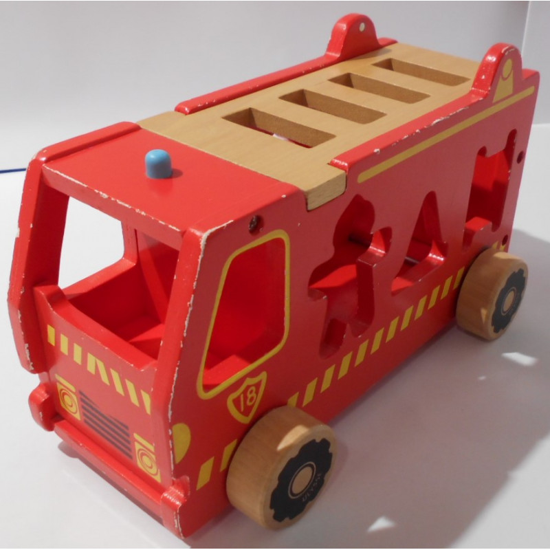 Camion de pompier en bois avec des  formes