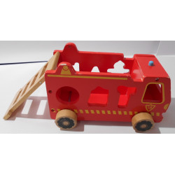 Camion de pompier en bois avec des  formes