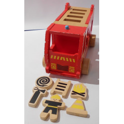 Camion de pompier en bois avec des  formes