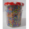 Petit pot de perles en plastique de couleurs