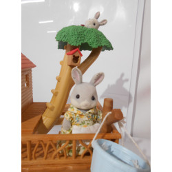 Sylvanian Families - La cabane dans l'arbre + Famille lapin gris