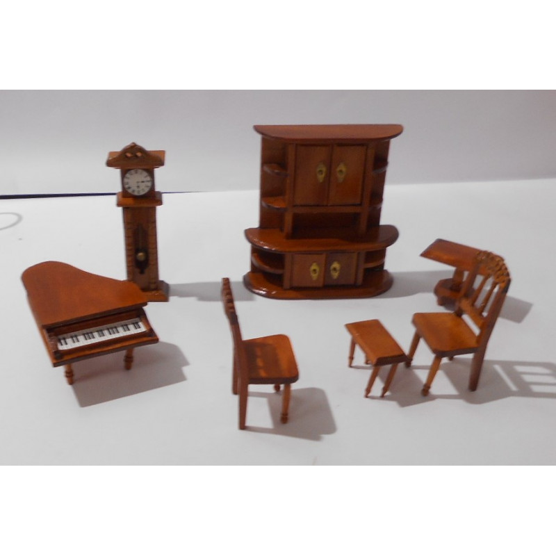 Meubles miniatures en bois