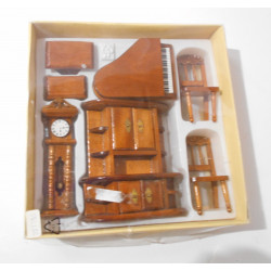 Meubles miniatures en bois