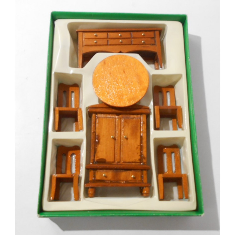 Meubles miniatures en bois