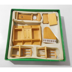 Meubles miniatures en bois