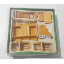Meubles miniatures en bois