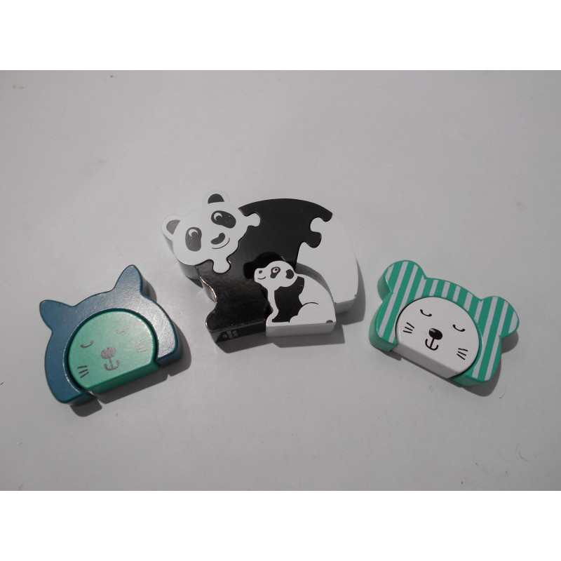 lot de petits jouets en bois