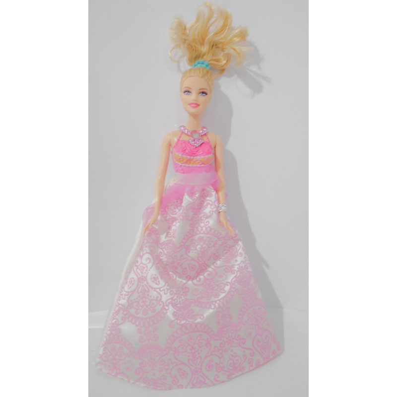 Poupée Barbie en robe rose élégante