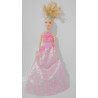 Poupée Barbie en robe rose élégante