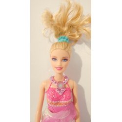 Poupée Barbie en robe rose élégante