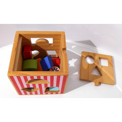 Cube à formes en bois