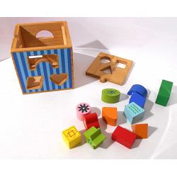 Cube à formes en bois