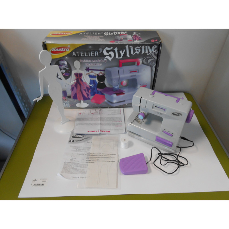 Atelier stylisme et machine à coudre