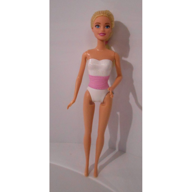 Barbie Mattel cheveux blonds et tenue rose et blanche