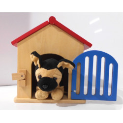 Niche en bois avec petit chien en peluche