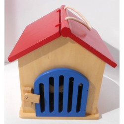 Niche en bois avec petit chien en peluche