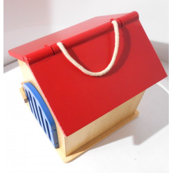 Niche en bois avec petit chien en peluche