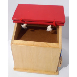 Niche en bois avec petit chien en peluche