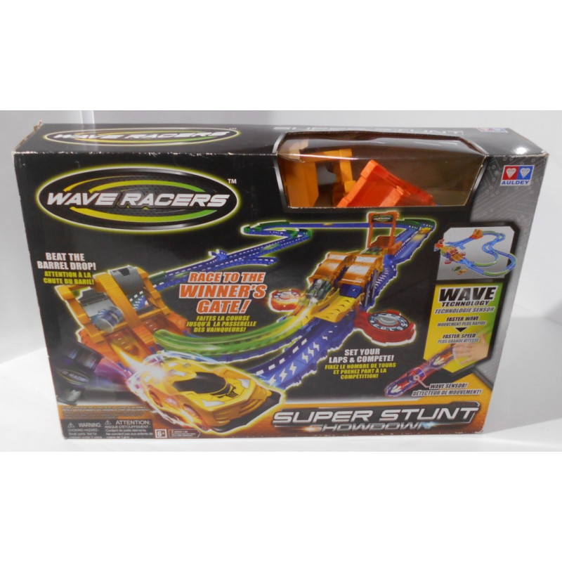 Circuit super stunt showdon avec une voiture WAVE RACERS