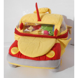 Voiture et personnages en...