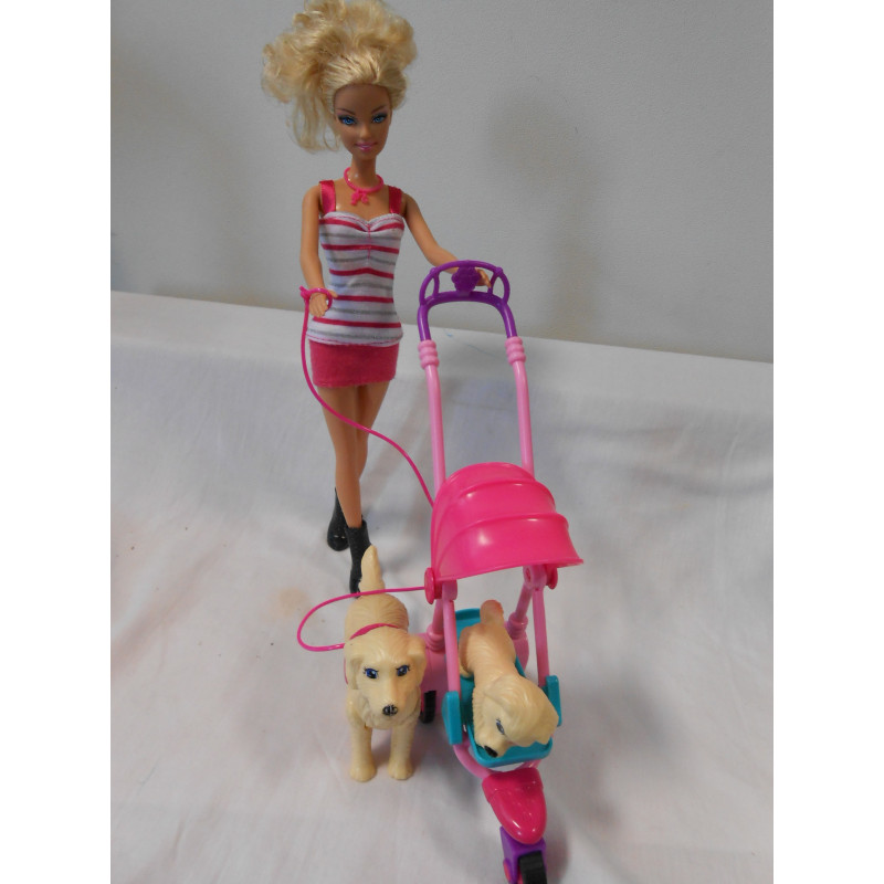 Barbie promène ses chiens
