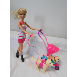 Barbie promène ses chiens