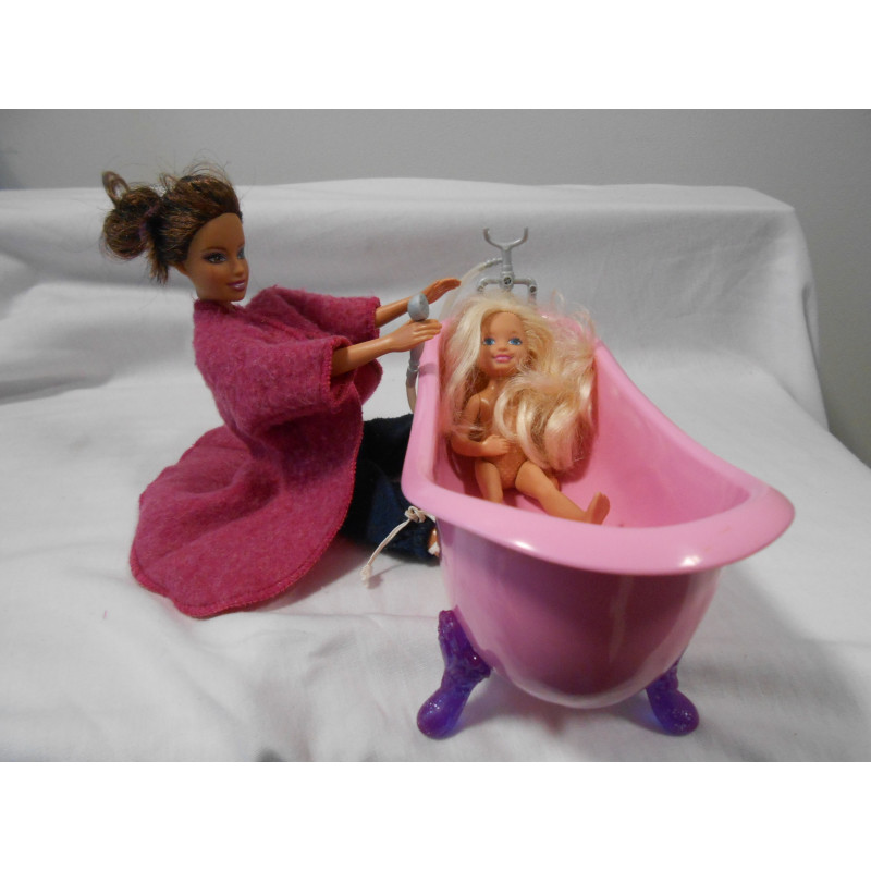 Barbie et bébé dans le bain