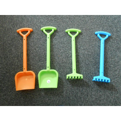 Brouette avec lot de pelles et râteaux